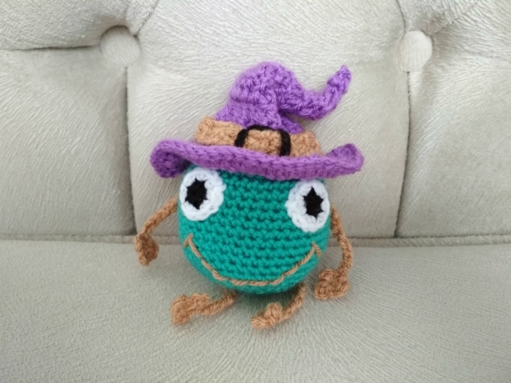 crochet_rattle_frog_magician